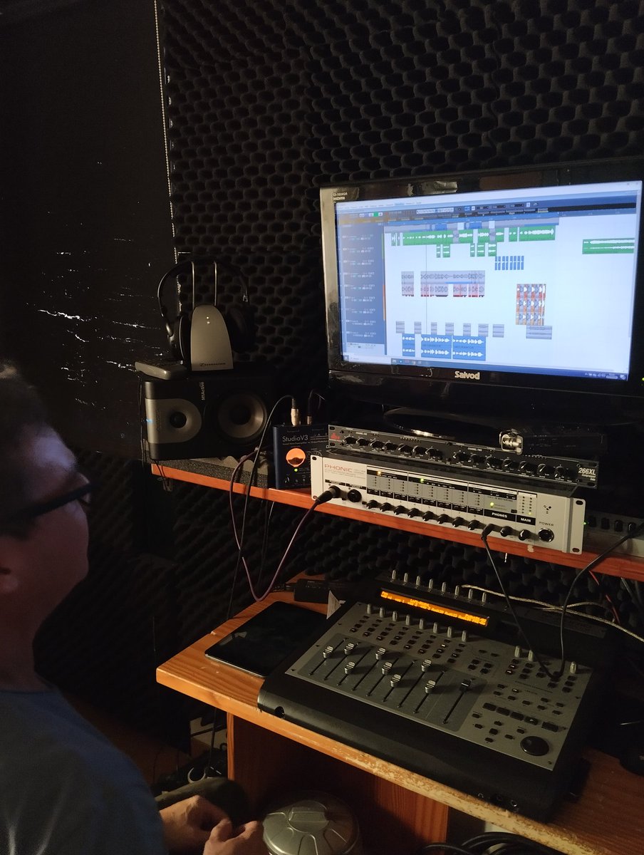 InnFlying's tweet photo. Muchos pensaban que habíamos desaparecido. ¡Pero no! Estábamos dedicados a otros proyectos, musicales y literarios. Pronto lanzaremos los frutos de este largo periodo de composición y grabación. https://t.co/51iqFZVzrt