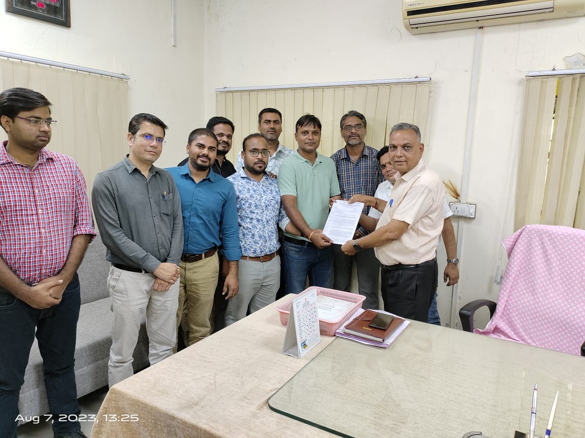 बजट घोषणा की बिन्दु संख्या 155 के आदेश प्रसारित करने हेतु 21 अगस्त 2023 से जयपुर में होने वाले JENs के अनिश्चितकालीन महापड़ाव की सूचना हेतु पावर इंजीनियर्स एसोसिएशन ऑफ राजस्थान के तत्वाधान में भीलवाड़ा में <a href="/ashokgehlot51/">Ashok Gehlot</a> जी के नाम ज्ञापन कार्यक्रम #JEN_MAHAPADAV2 <a href="/1stIndiaNews/">First India News</a>