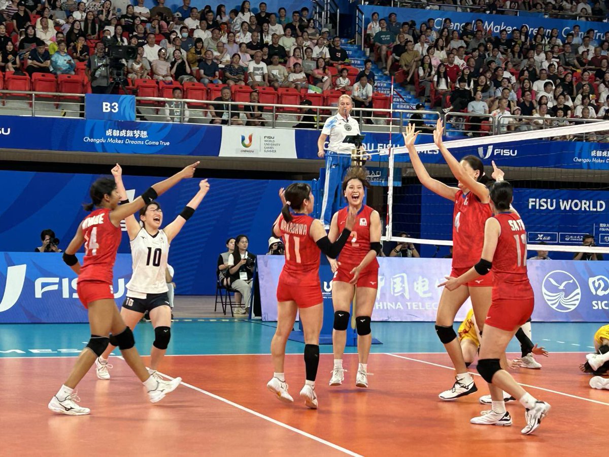 TeamJapan's tweet photo. FISUワールドユニバーシティゲームズ成都🇨🇳

#バレーボール 女子の決勝戦より🏐

体操や卓球、男子バレーなど多くの #TEAMJAPAN メンバーが応援へと駆けつけてくれました📣
銀メダル獲得🥈✨

#Chengdu2021 #FISUGames 
#がんばれニッポン https://t.co/P590ARidXR