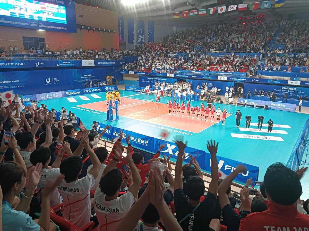 TeamJapan's tweet photo. FISUワールドユニバーシティゲームズ成都🇨🇳

#バレーボール 女子の決勝戦より🏐

体操や卓球、男子バレーなど多くの #TEAMJAPAN メンバーが応援へと駆けつけてくれました📣
銀メダル獲得🥈✨

#Chengdu2021 #FISUGames 
#がんばれニッポン https://t.co/P590ARidXR