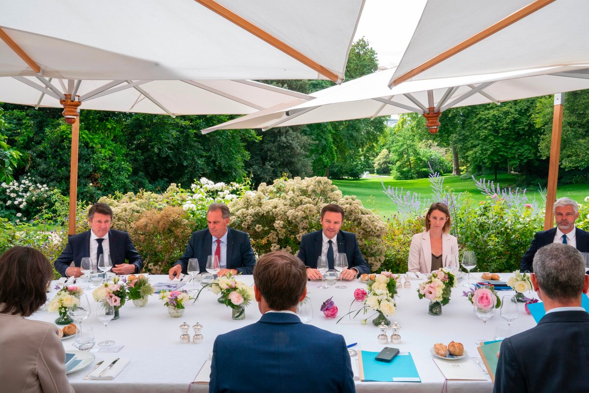 TataSuzanne0's tweet image. 📢@laurentwauquiez le soit disant opposant de #Macron retrouve et tutoie #Macron lors d'un grand déjeuner à l'Élysée avec nos impôts. "L'objet de cette rencontre était de discuter de la candidature française pour les JO d'hiver 2030" Mais biensure 🤣😂#Oppositioncontrôlée #LeJDD