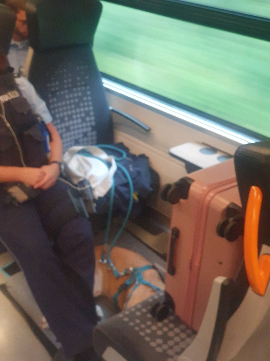 FPinkler's tweet photo. Danke @bpol_nrw  . Leute müssen auf den Boden sitzen. Aber eure Kollegin macht leider keinen Platz. Sie weiß nicht wie ... https://t.co/9zV472sJoR