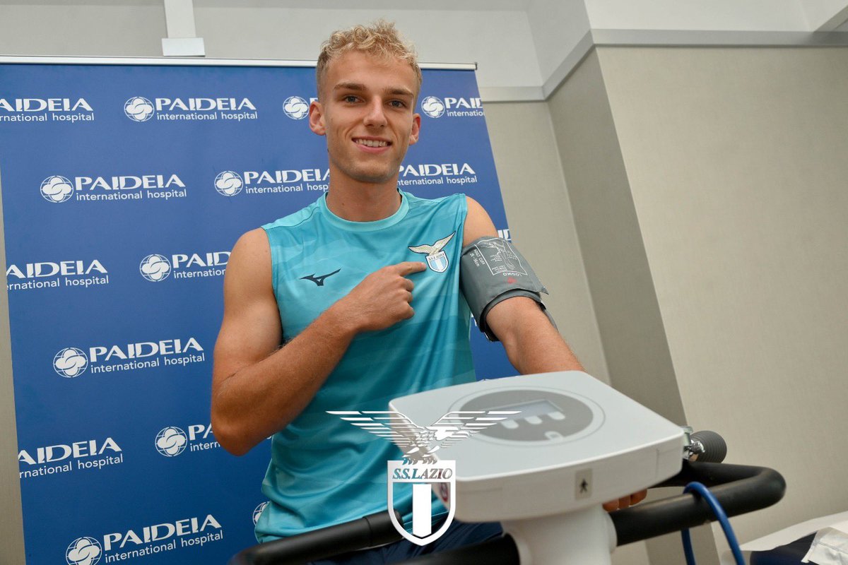 OfficialSSLazio's tweet photo. Thumbs up from Gustav 👍

@PaideiaHospital 
#CMonEagles 🦅 https://t.co/0TZRha0FlN