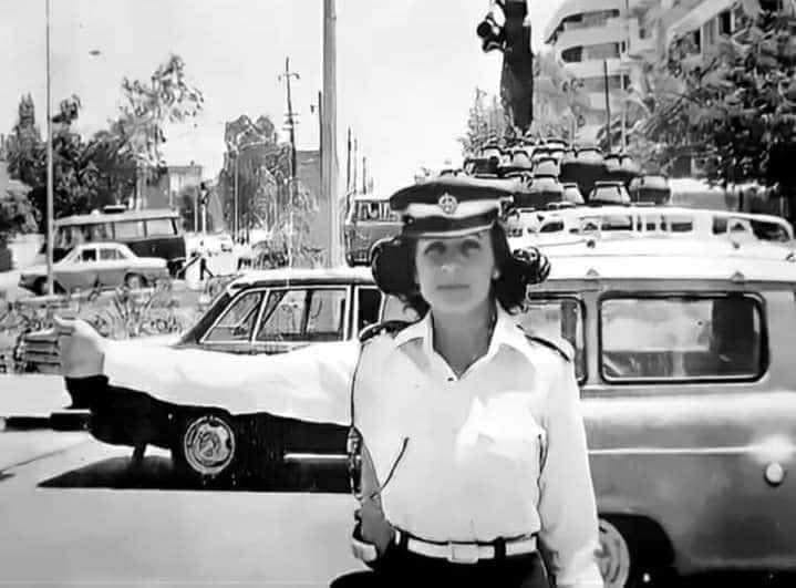 بغداد1972عند تطبيق تجربةمرشدات المرور كان عددهن50فتاة من حملةشهادة الثانويةوالمتوسطة تم توزيعهن في تقاطعات رئيسيةبالفترةالصباحية للاسف التجربةفشلت بعدبضعة اشهر تم سحبهن للعمل موظفات داخل ادارة المرور.رافقت التجربة (اخفاقات)منها ماكن يسمعنه تعليقات مسيئة من بعض السواق غير المهذبين