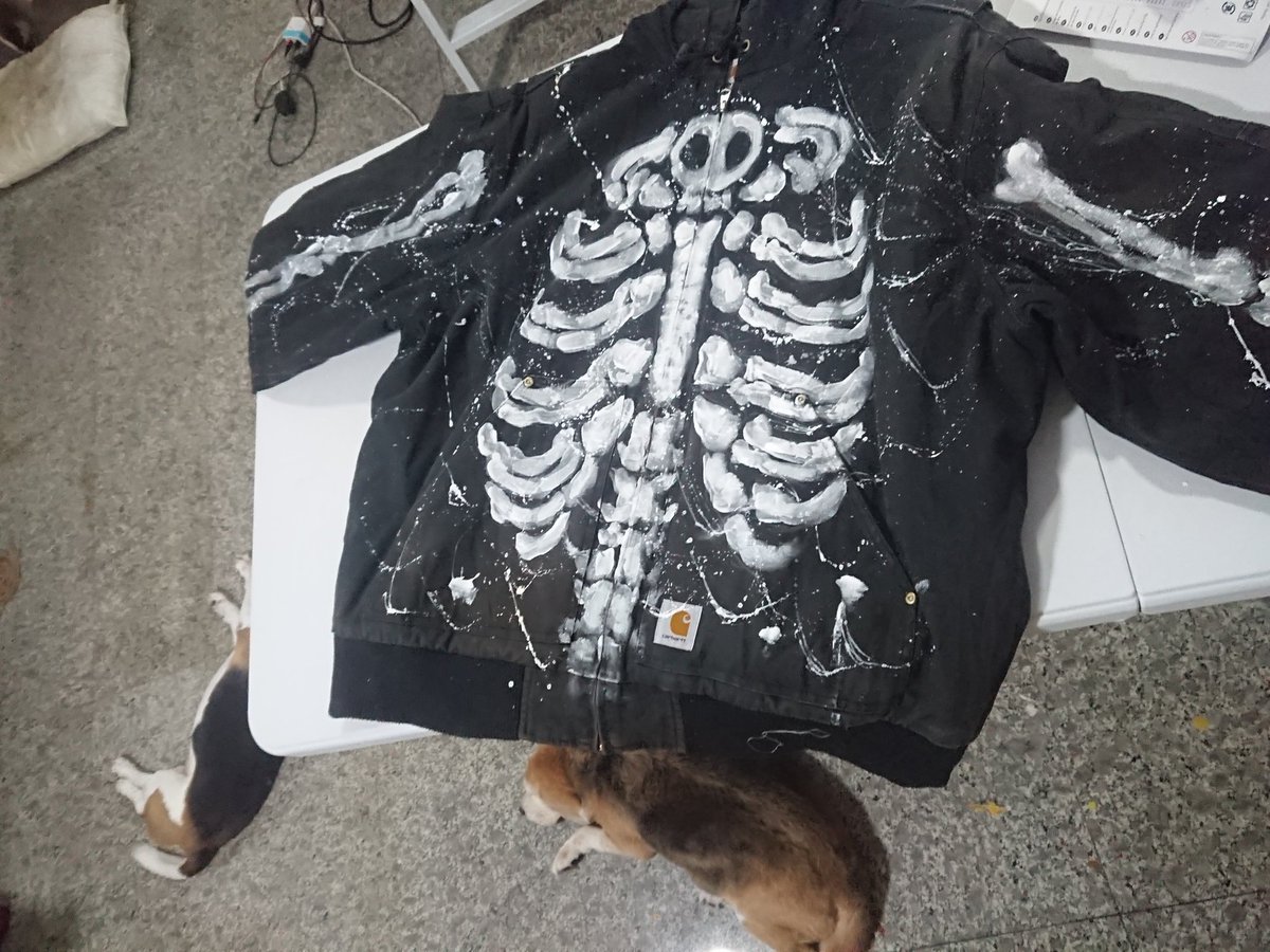 Start... Painting​ on​ jacket
For my friend's shop
#artonfabric
#paintingonshirt #skeleton