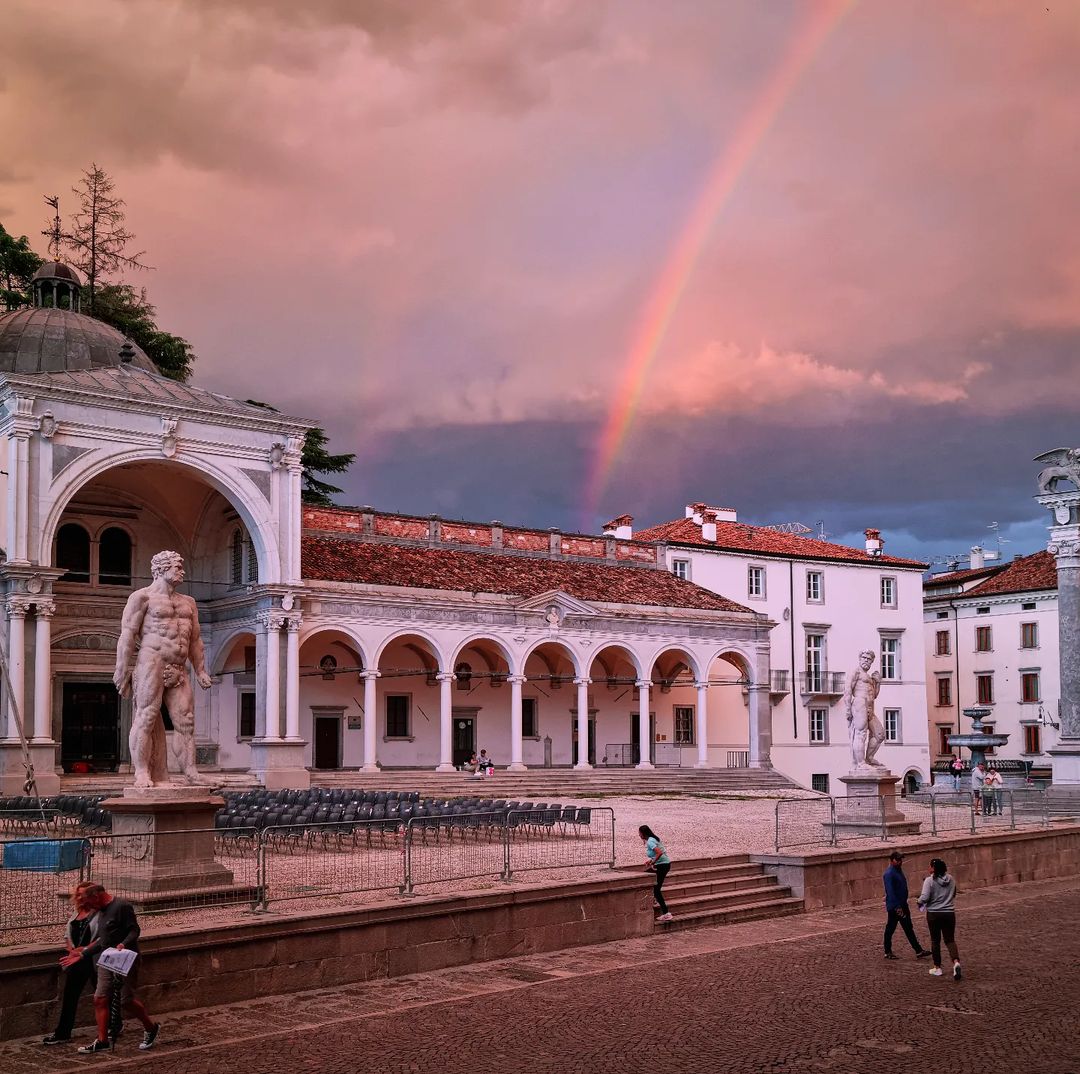 VisitFVG's tweet image. 📍#Udine, città del Tiepolo e di Tina Modotti 🌍Dalla meravigliosa Piazza Libertà, testimone del lungo legame del #Friuli con la Repubblica di Venezia, un emozionate tramonto🤩 
📷 Foto di IG di Tomat_imala
#fvglive #iosonofvg