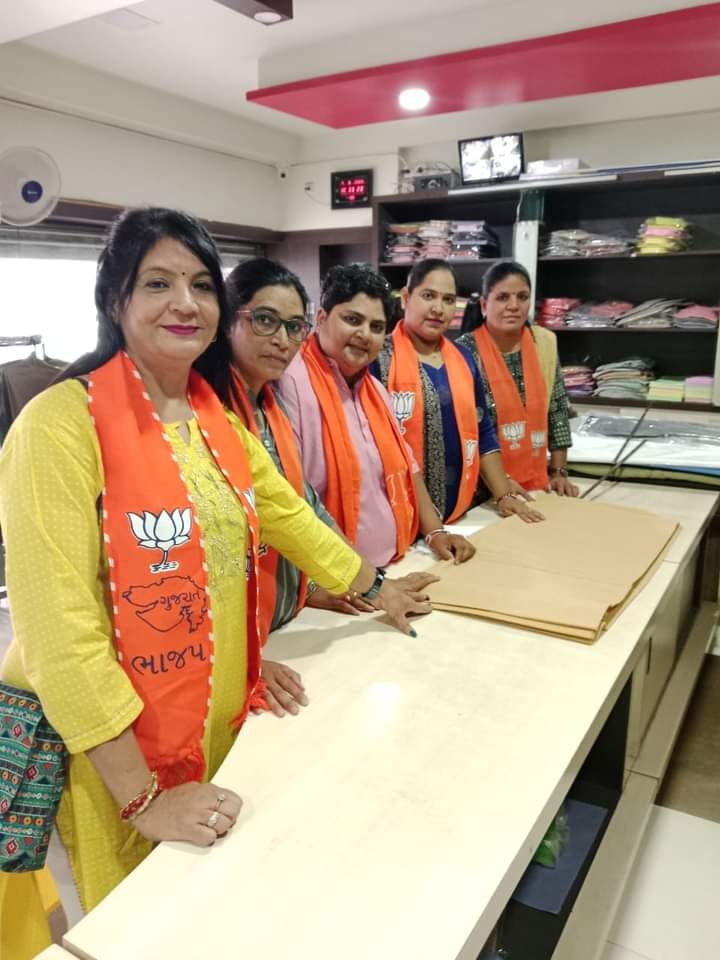 Mehulkumar002's tweet photo. 7 ઓગસ્ટ હેન્ડલુમ દિવસની ઉજવણી કરવામાં આવી હતી અને આજ ના દિવસે ખાદીની નું કપડું વસ્તુ ની ખરીદી કરી ને મહેસાણા શહેર ની મહિલા મોર્ચા ની બહેનો દ્વારા  કપડાં પર આયુષ્માન ભારત યોજના નું નામ હેન્ડ વ��્ક કરી ને ઉજવણી કરવામાં આવી હતી
 સ્થળ : મહેસાણા ખાદિગ્રામ ઉદ્યોગ https://t.co/IKhi0tH3gA
