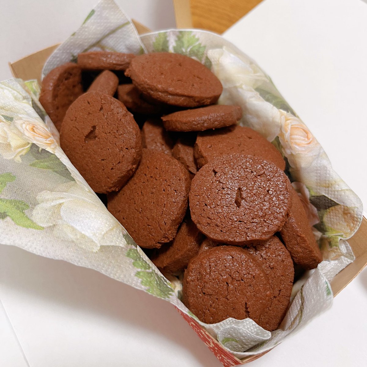 #クロッキー筋トレ
と
先日友達がうちに遊びに来た時に持って来てくれたお土産🩵🫶
めちゃくちゃ美味しい手作りのチョコクッキーと「これほんっとう良いから!コストコのキッチンペーパー!使ってみて!」てキッチンペーパー
何もかも最高すぎ🫶ずっとお菓子食べながら喋ってました楽しかった〜! 