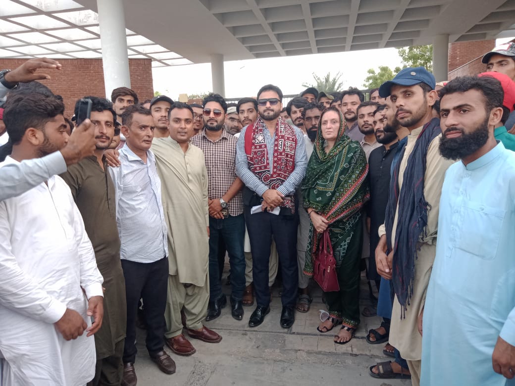 hubdarhussainsu's tweet photo. #MegaProtest against corruption and usurpation of #Merit #ShowTopToBottomMeritList 
Mega Protest #SindhGovernment #ibauniversity @NaeemsAcademy https://t.co/HmP2oo5bTc