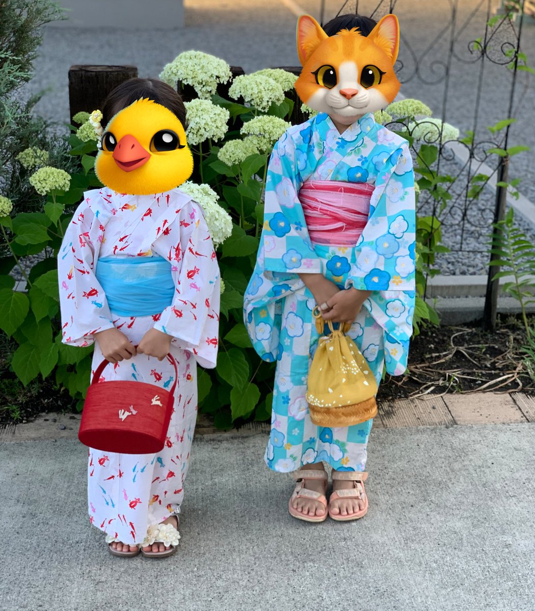 Deloris2306's tweet photo. 次女が着てるのは、私が小さい時に着てた浴衣。そして、バッグも私が使っていたもの。ずっととっておいてくれた母に感謝。浴衣とか着物大好きだから、何度でも着せたい(о´∀`о) https://t.co/WoIOwJSVEQ