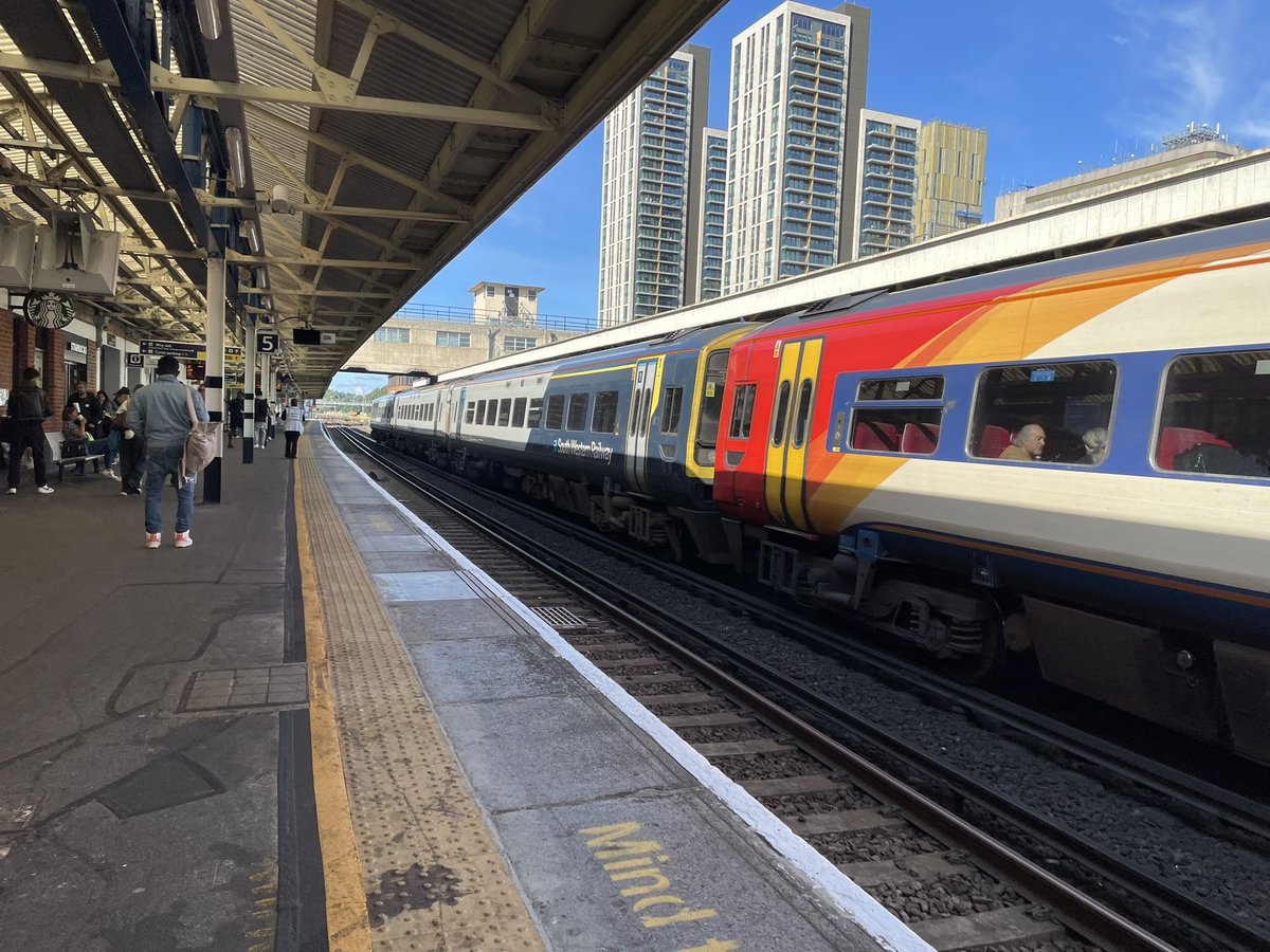 SimonZev's tweet photo. Having gotten off this set of 9-car 159s and the racket they make powering up, I’m definitely awake in Woking.
Another day, another site visit.
#FreightTeam #Safety #TrainLife https://t.co/nDdCtD58vC