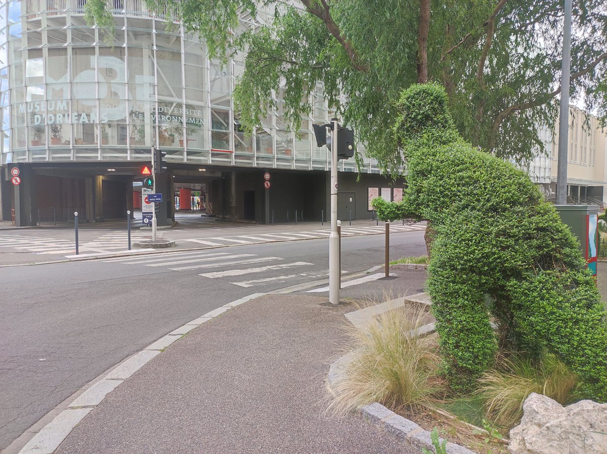Malineonline's tweet image. Visite hier au @MuseumOrleans pour la biodiversité et l'environnement #MOBE, même l'extérieur est raccord ! 😊 On est bien accueilli ! 🦒 #CultureScientifique #muséum #biodiversité #environnement #espèces #écosystèmes #paysages #sciences #biologie