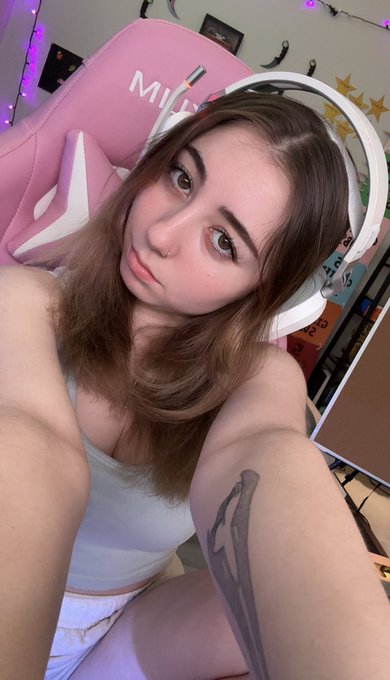 WHO tryna kiss ??😋😋 https://t.co/cFxEUw8WSG<a href="/tag/minecraft"class="tags"><span>#minecraft</span></a><a href="/tag/gamergirl"class="tags"><span>#gamergirl</span></a><a href="/tag/onlyfans"class="tags"><span>#onlyfans</span></a><a href="/tag/egirl"class="tags"><span>#egirl</span></a>