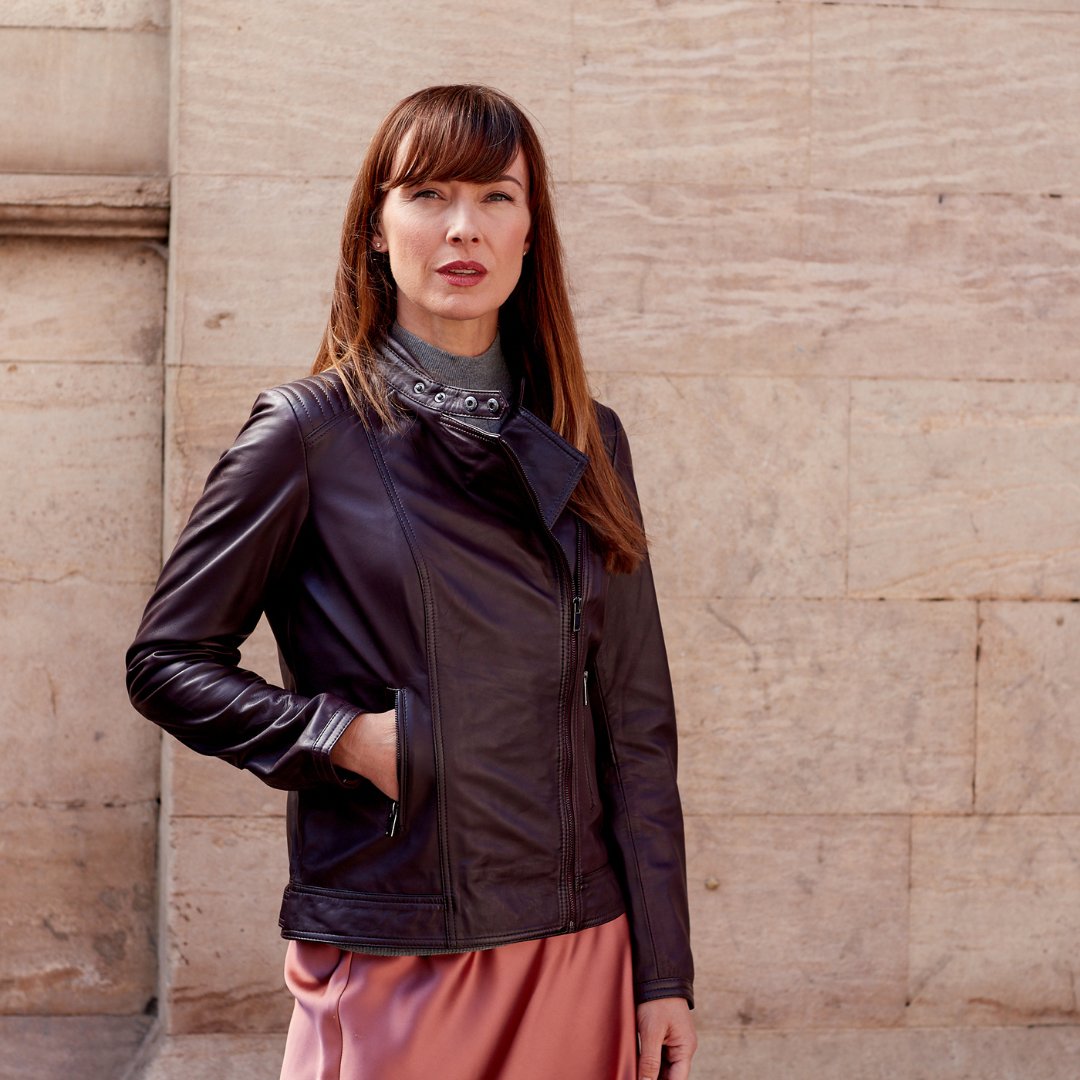 It’s the perfect time to incorporate leather jackets into your summer wardrobe thanks to the Moto Chic summer fashion trend. Jackets like the Wendy Women’s Burgundy Leather Biker Jacket.

bit.ly/44Xa4Pk 

#SummerTrends #WomensStyleGuide #MotoChic