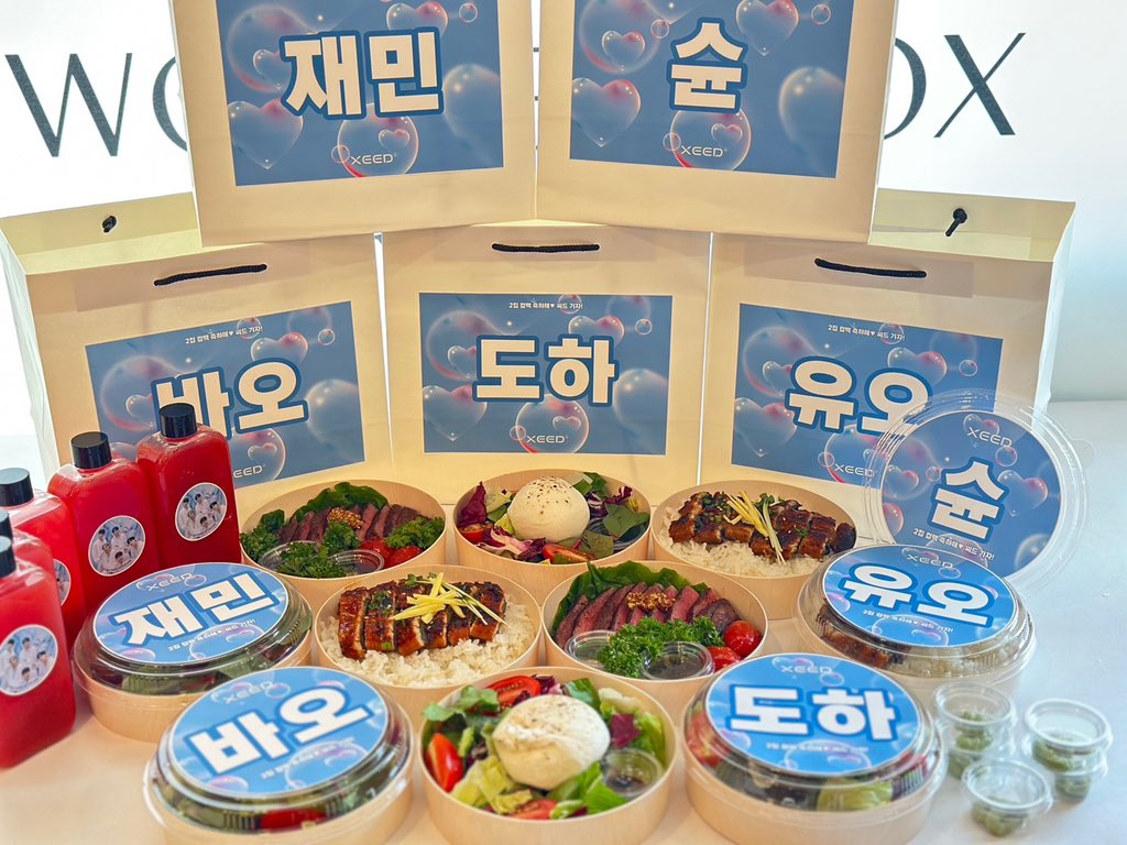 PDH920327_'s tweet photo. 2023.08.07 Simply-Kpop
🌱GREENY With XEED🌱 도시락 서포트

드디어 XEED와 GREENY가 서로의 BLUE가 되었습니다. 
씨드의 2집 컴백을 축하하며 앞으로의 활동에 힘을 채워주기 위해 도시락 서포트를 준비했습니다. 
언제나 같은 꿈을 꾸며 함께 할게. 
우리 씨드, 앞으로도 함께 밥먹자! https://t.co/md9cXvnVwz