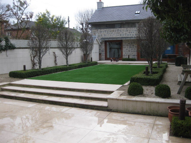 #ArtificialGrass products have many benefits including - saving water, no lawn mowing &amp; saving energy.

Enjoy your artificial grass with peace of mind for you &amp; your family this summer.

Find your nearest dealer on our website:
bit.ly/43O5oey

#GardenIdeas #RoyalGrassUK