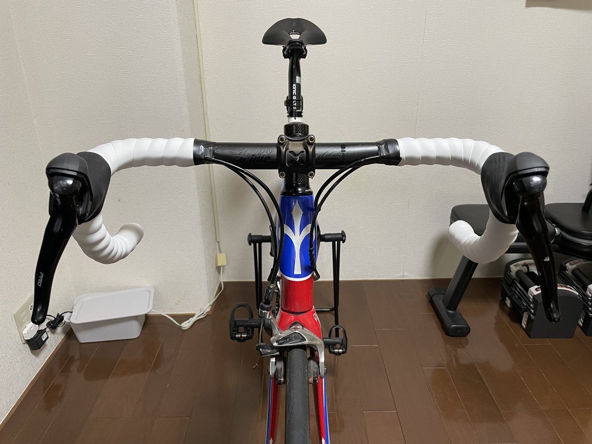 Ta28Man's tweet photo. 念願のカーボンハンドルデビュー!
440mmにしたのでブラケットは少し内に
白バーテープは「古めかしい?」と思ったけどなかなかCool!!
接着テープなしのEVAは巻きやすくて感動!
実走で無問題なら一生これでいいレベル🤩
#prime #primavera #xlight #empt https://t.co/jc3HB17IeL