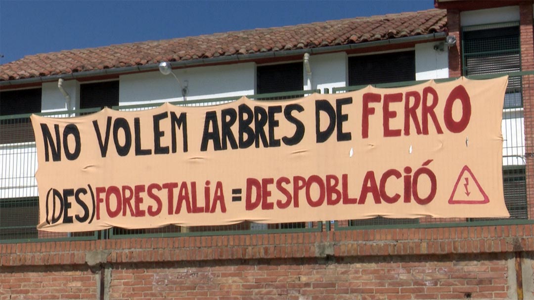 ‼️Atenció

Tot i estar en el mes d'Agost,comercials al servei de #Forestalia han estat estos dies pels Ports intentant convencer a propietaris perquè signaren la cessió d'ús dels seus terrenys per a la construcció de la linia MAT que pretén creuar Portell,Cinctorres i Morella

🧵