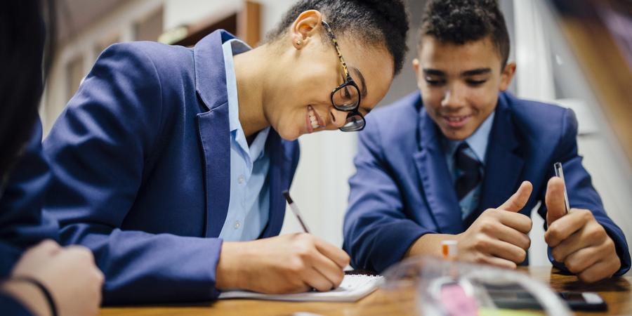 Happening tomorrow: This free webinar for parents, carers and family members will explore ways in which you can support young people with feelings of anxiety before results day. annafreud.org/training/train…