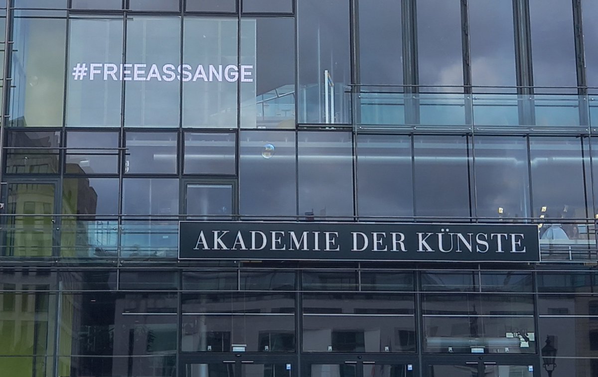 'Free #Assange'. Die #AkademieDerKünste am #PariserPlatz in #Berlin #Mitte.