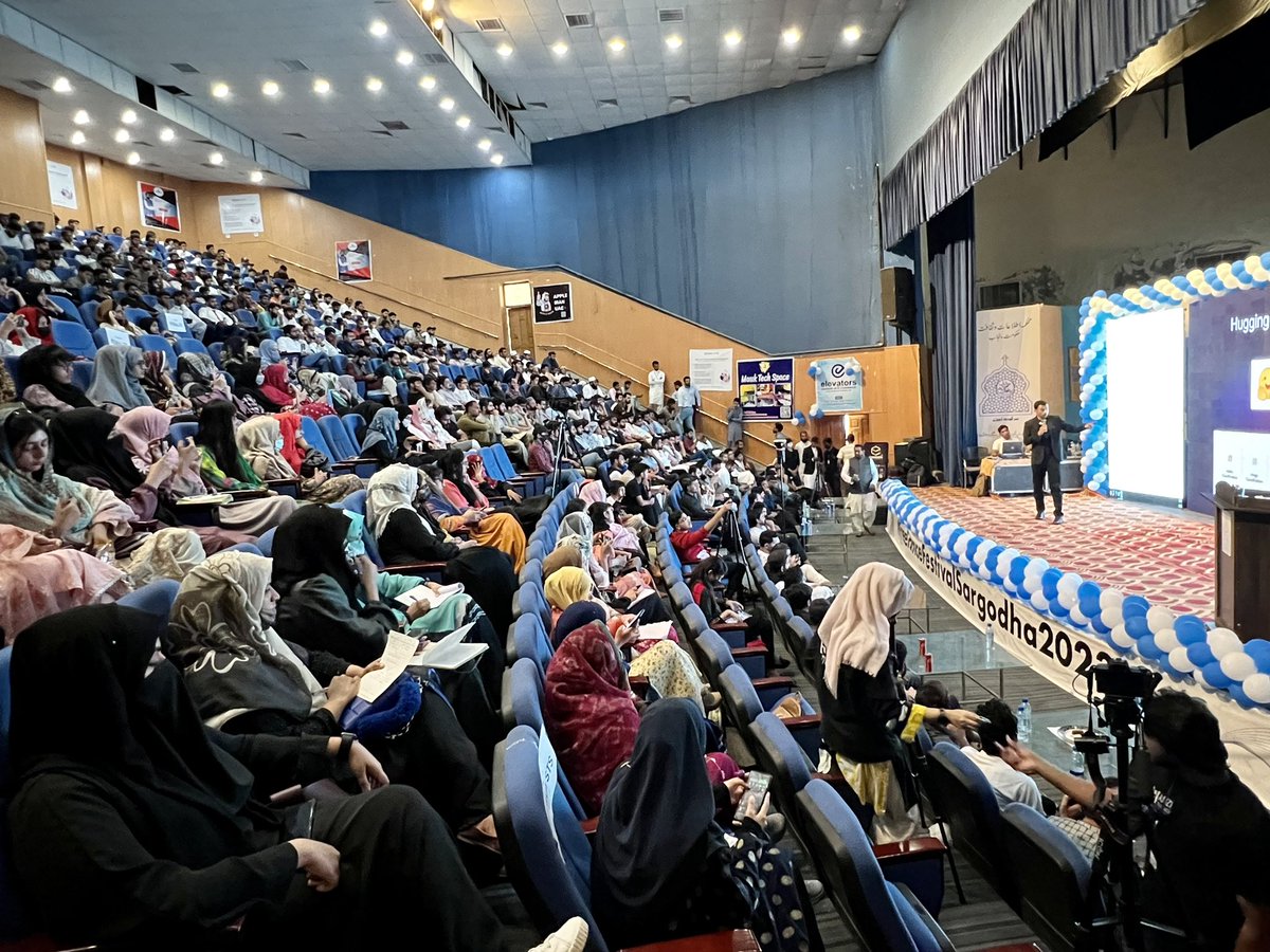 IrfanMalikAI's tweet photo. Educating our youth about the future of artificial intelligence is crucial to making them understand upcoming tech trends. Honored to be a guest speaker, shedding light on emerging AI trends.

#irfanmalik #xevensolutions #ai #ArtificialIntelligence https://t.co/4f535mrtNP