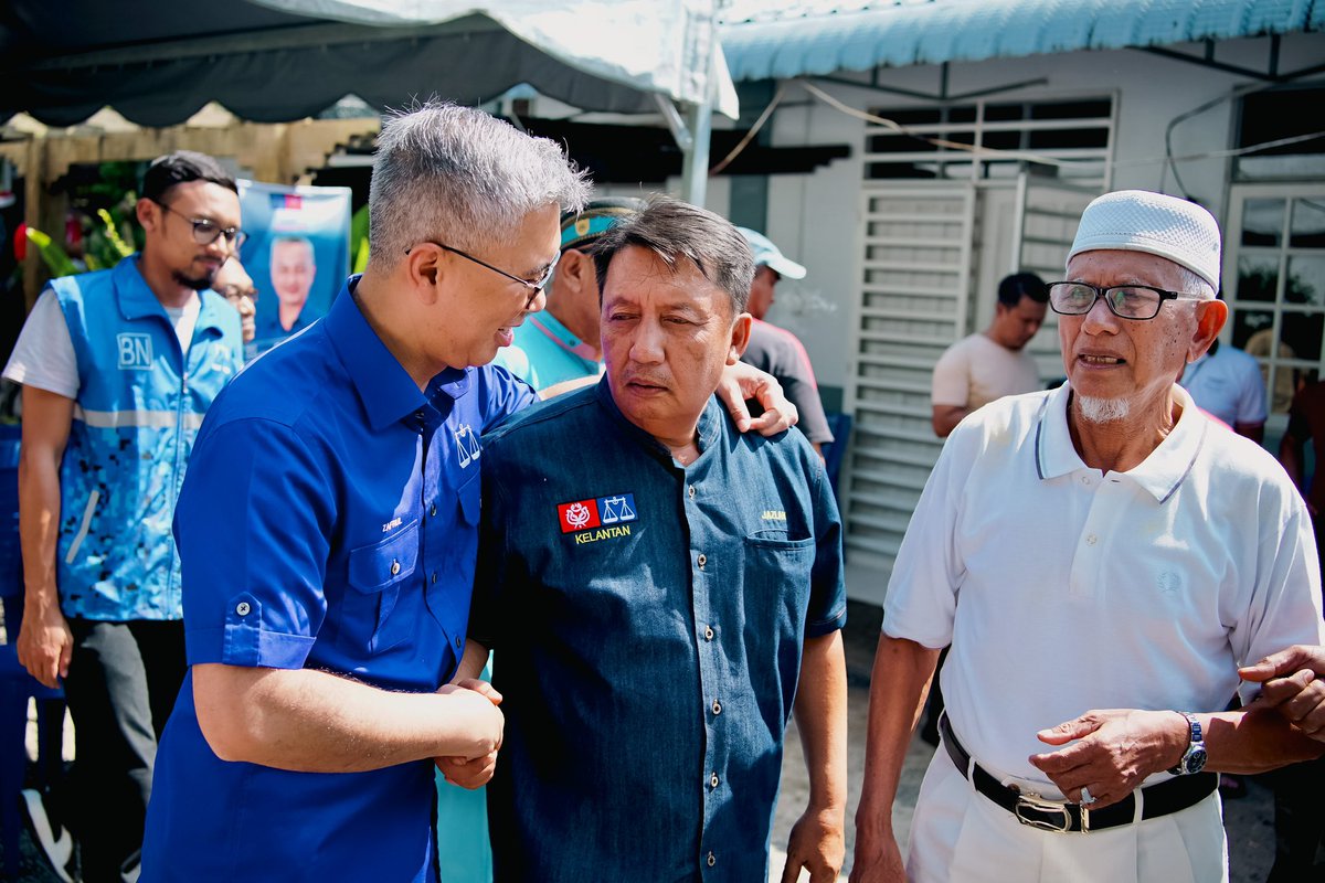 tzafrul_aziz's tweet photo. Bertemu calon N35 #Kemuning Fakaruddin Ismail (Abe Din) &amp; calon N34 #Temangan dari #Amanah, Cikgu Kadir. 

RM37.5b FDI dicatat, 1 sen pun tak masuk Kelantan. Mesti ada yang kata, Kelantan dianak tirikan, tapi mengapa negeri pembangkang- Kedah &amp; Terengganu masih terima pelaburan? https://t.co/O8eZ9zVvQV