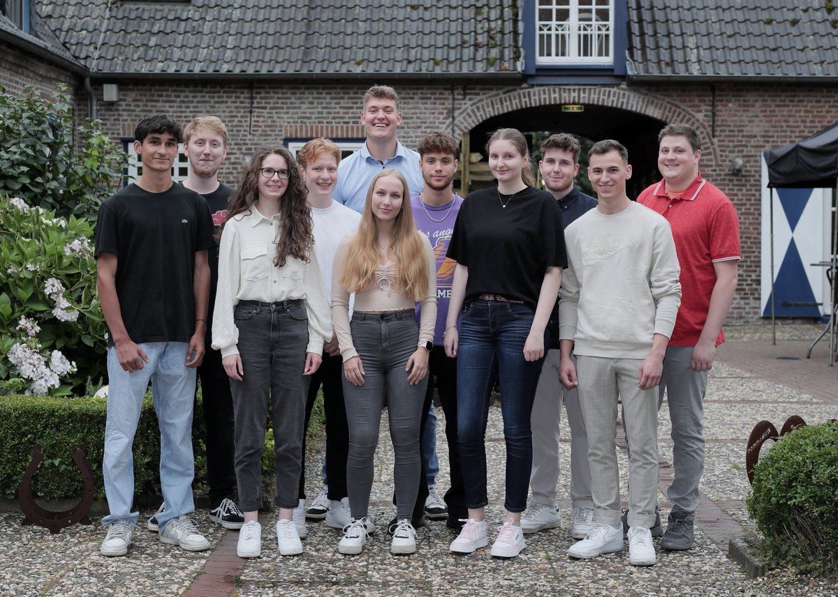 Herzlich willkommen! Als Familienunternehmen freuen wir uns sehr, in diesem Jahr 11 Azubis zu begrüßen &amp; unserer Verantwortung als Ausbildungsbetrieb in der Region wieder nachzukommen. Denn jungen Menschen eine berufliche Perspektive zu bieten, hat bei uns Tradition!