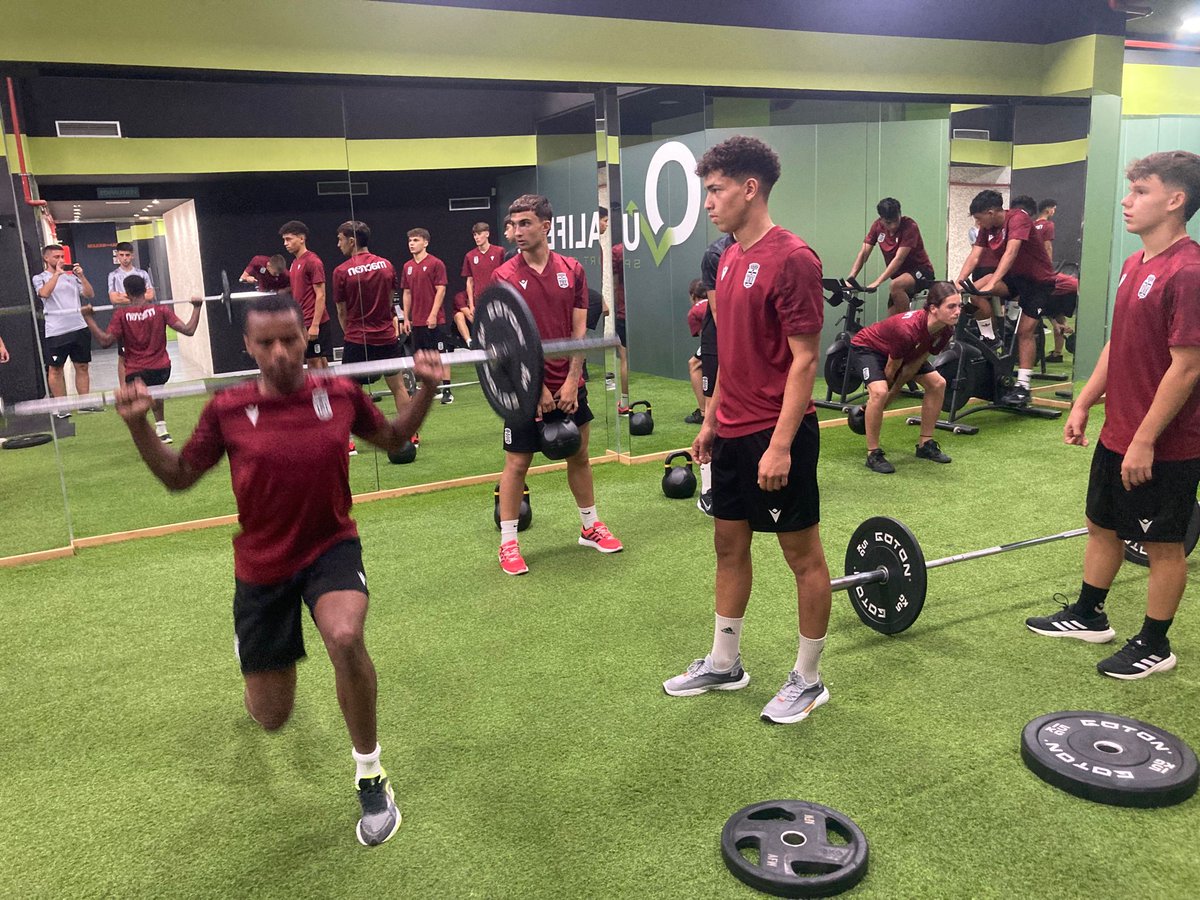 FCC_Cantera's tweet photo. JUVENIL A | Hoy los de @Garnes8 cambian su entrenamiento a las instalaciones de QUALIFE🏋🏻‍♂️

Allí han podido realizar ejercicios de fuerza y resistencia, con los mejores equipamientos deportivos.

Gracias a nuestros amigos de QUALIFE por su buen trato y predisposición 🔝🤍🖤🤝🏻 https://t.co/RJLz4vaSu8