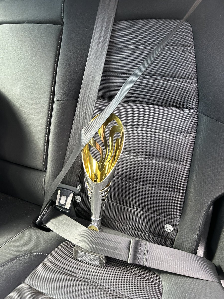 This is how  <a href="/crofty2010_g/">Crofty2010 Gaming</a> makes sure her <a href="/GSCON_/">GSCON</a> trophy gets  home safe  #escapereality