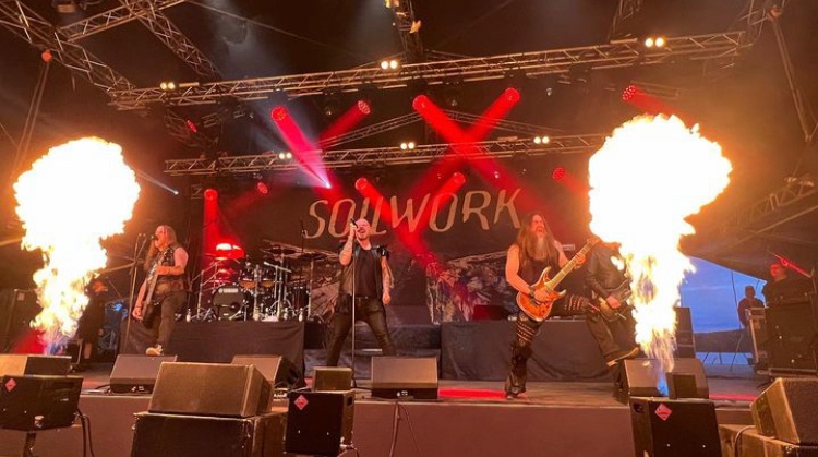 Who's ready to see us at our final festival appearances this summer? 🇩🇪 16.08. @summerbreeze97 🇸🇪 17.08. @HvaFolketsPark with @archenemymetal and @baestband 🇨🇭 19.08. Rock The Lakes Festival 📸: @vogt._.anna #soilwork #övergivenheten #melodicdeathmetal #nuclearblastrecords