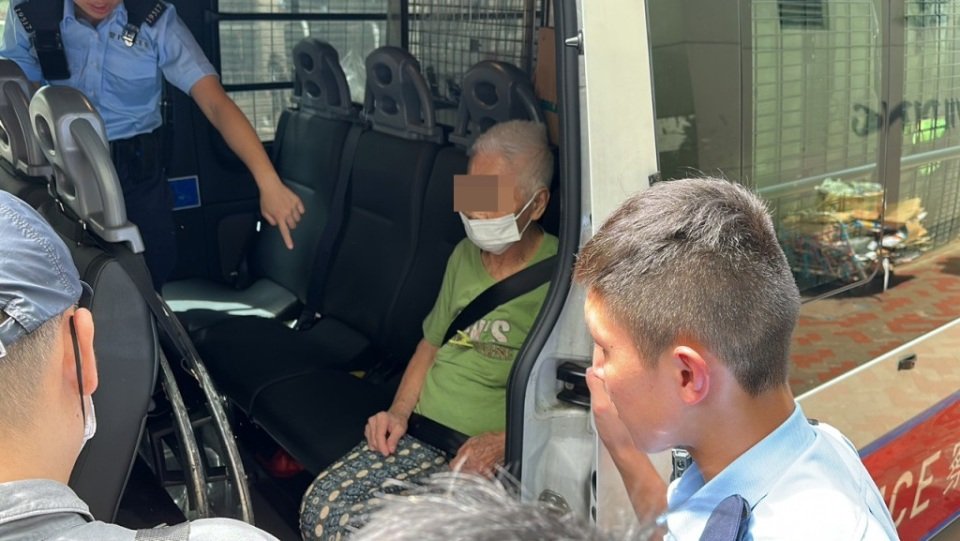 HKeye_'s tweet image. Three men robbed a man and his 89-year-old mother at #HungHom Municipal Services Building, taking a food cart containing about HK$530,000 in cash. CCTV footage shows the suspects escaping via a rear staircase. Police are searching for them. #theft