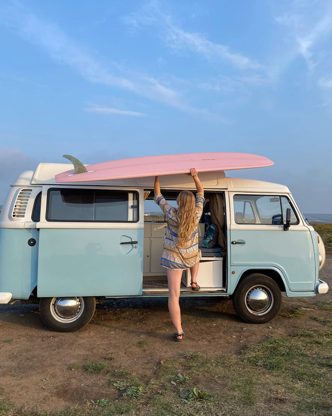 Weekend set-up of dreams ... campervan, surfboard, blue skies!
📷: Lauravinton with her pink Siren Surfboard