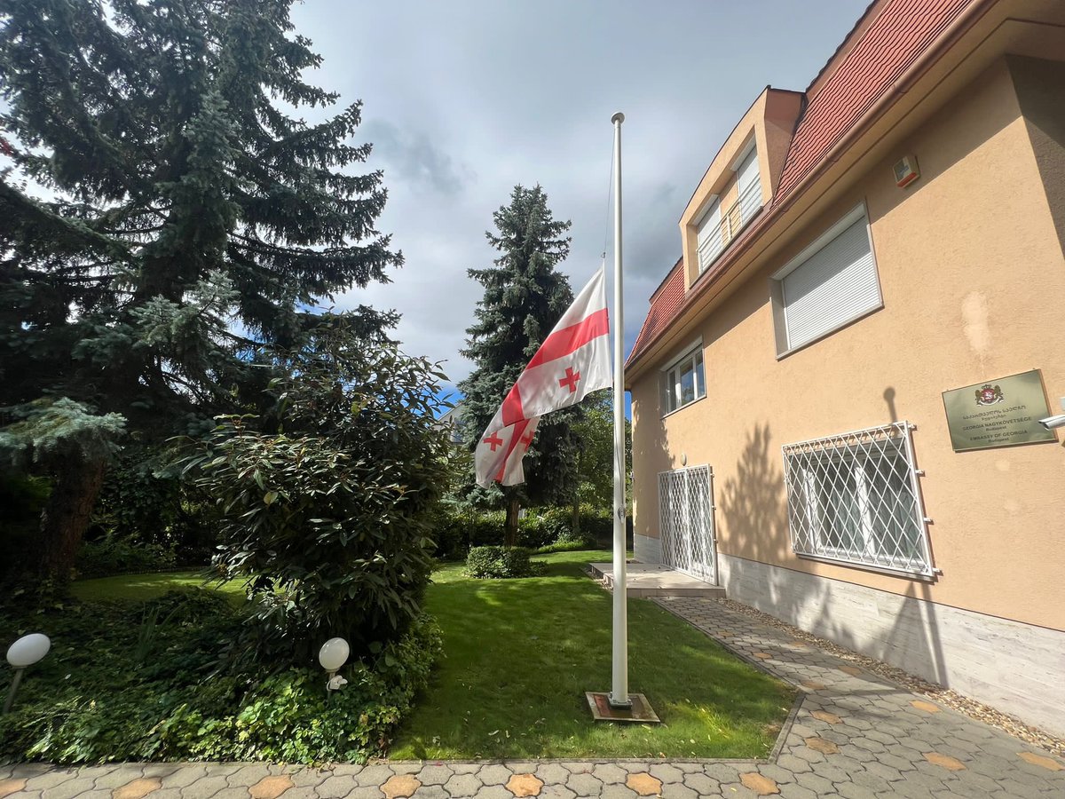 BudapestEmb's tweet image. ◼️Today the #NationalFlag flies at half-mast at the Embassy of Georgia in Budapest as we #mourn the victims of #tragicevents unfolded in #Shovi resort, Georgia, claiming human lives, children among them. 
Our thoughts and prayers go out to the victims and their families😔