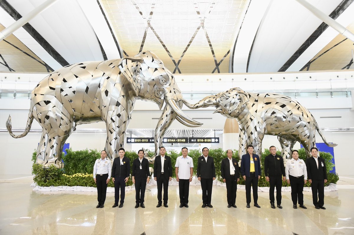 PlewSeengern's tweet image. นายกรัฐมนตรีนำคณะลงพื้นที่ตรวจเยี่ยม #อาคารSAT-1 #ท่าอากาศยานสุวรรณภูมิ เตรียมความพร้อมก่อน #SoftOpening เดือน ก.ย.นี้ รองรับผู้โดยสารเพิ่มเป็น 60 ล้านคนต่อปี ด้านรันเวย์เส้นที่ 3 ก่อสร้างคืบหน้าร้อยละ73 พร้อมให้บริการปี 67

plewseengern.com/plewseengern/1…