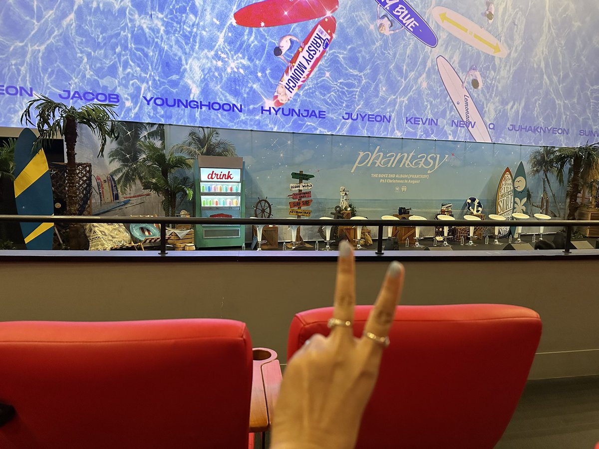 Katirnim's tweet photo. ROW 2 TERNYATA AHAHAHAHHAAA

EMG KEBERUNTUNGAN GW TUH DI KOREA 

#더보이즈_립글로즈_여섯시
#THEBOYZ_LIPGLOSS 

Lagi lagi depan kevin eric https://t.co/MLZ9CkTx4h