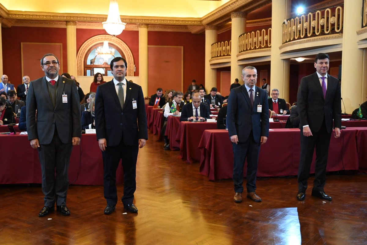 PARLASUR's tweet photo. @DionisioAmarill @noepettersc @KattyaGonzalez9 @patrick_kemper #AHORA 🇵🇾 En la #LXXXVIIISesion del @parlasur asumen como Parlamentarios del MERCOSUR de la Delegación paraguaya, los Parlamentarios @walterharms_py @rodrigamarrak @DaniCenturionpy @cerini_py

🔴 Siga la transmisión #EnVivo
https://t.co/3wlomToZUr https://t.co/SWcGbQHYxo