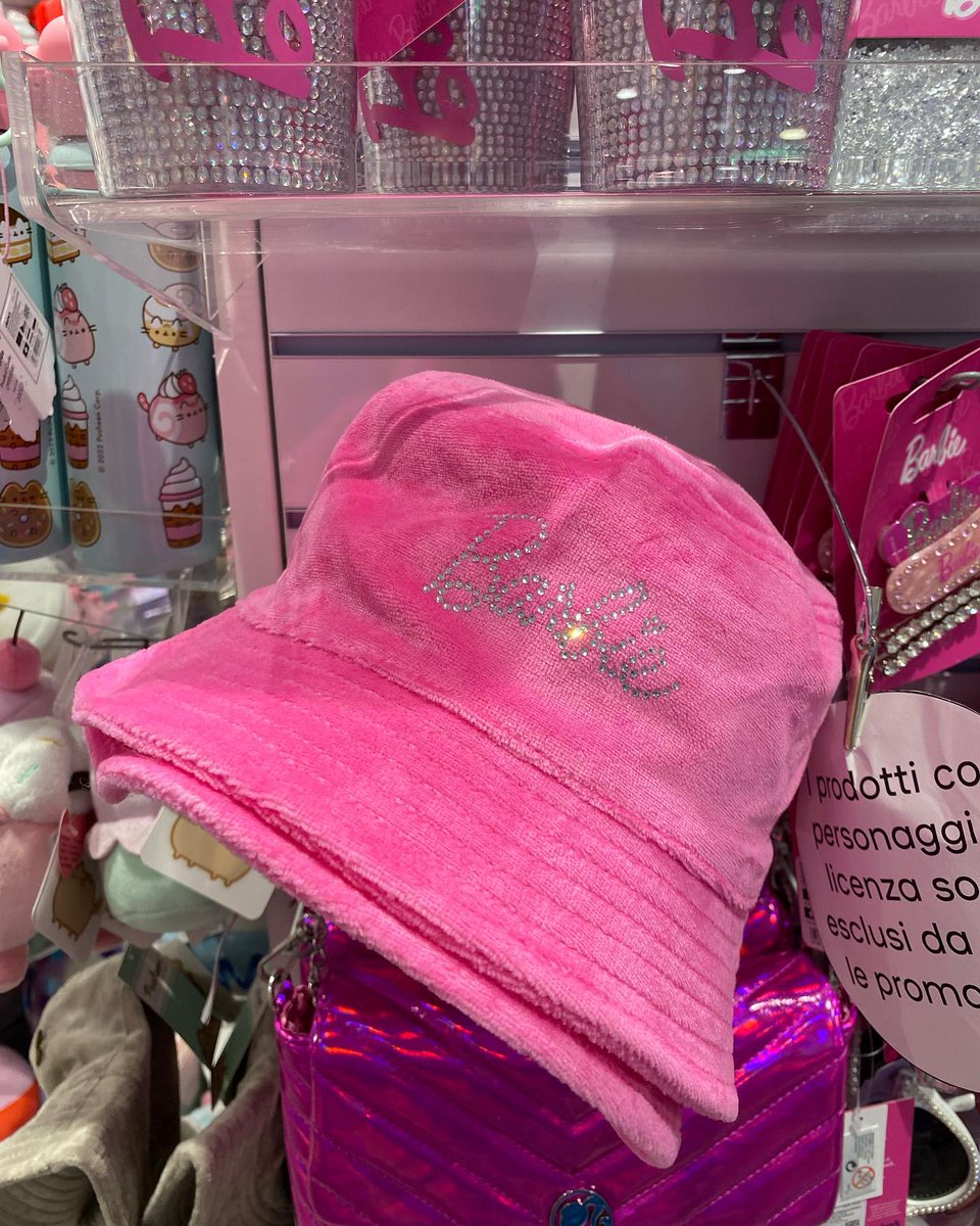 ParkPlazaMall's tweet photo. Pink is clearly the color of the year, and now the SCHOOL year! 💗 Dazzle your classmates with ALL the pink and sparkle from @claires! ✨ 📸: claires_lingotto https://t.co/kFtt8kdH3z