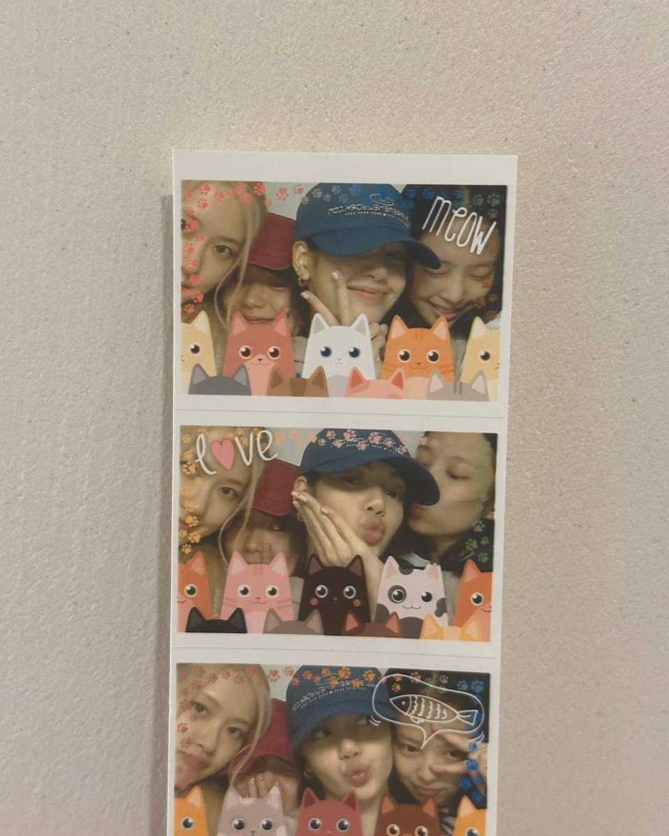 omfglalisa's tweet photo. EVERYONE SAY THANK YOU ROSÉ FOR POSTING THIS OT4 UNSEEN PICTURE https://t.co/DsngkqeS0v