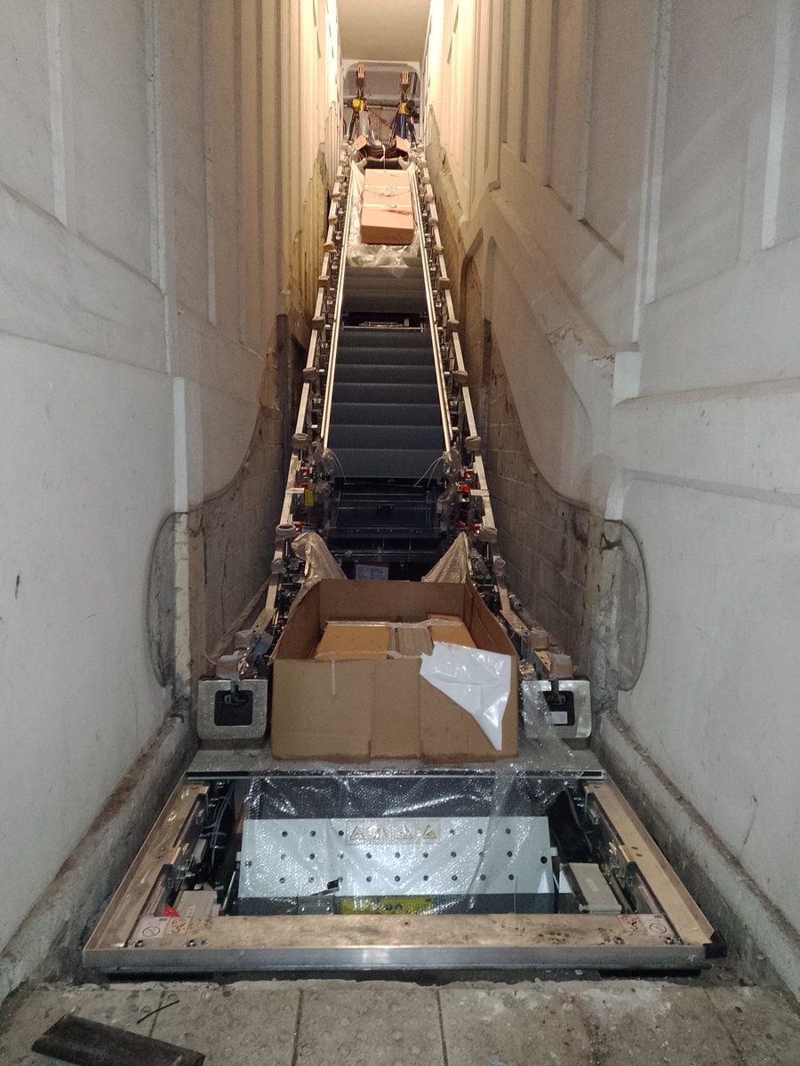 👀 Quand les voyageurs et les trains ne sont plus là, c'est parfois les ouvriers qui s'activent la nuit. 

➡️ Ici en gare de Verviers-Central ce weekend pour le début de l'installation des 3 nouveaux escalators. Mise en service dans les prochaines semaines <a href="/SNCB/">SNCB</a>