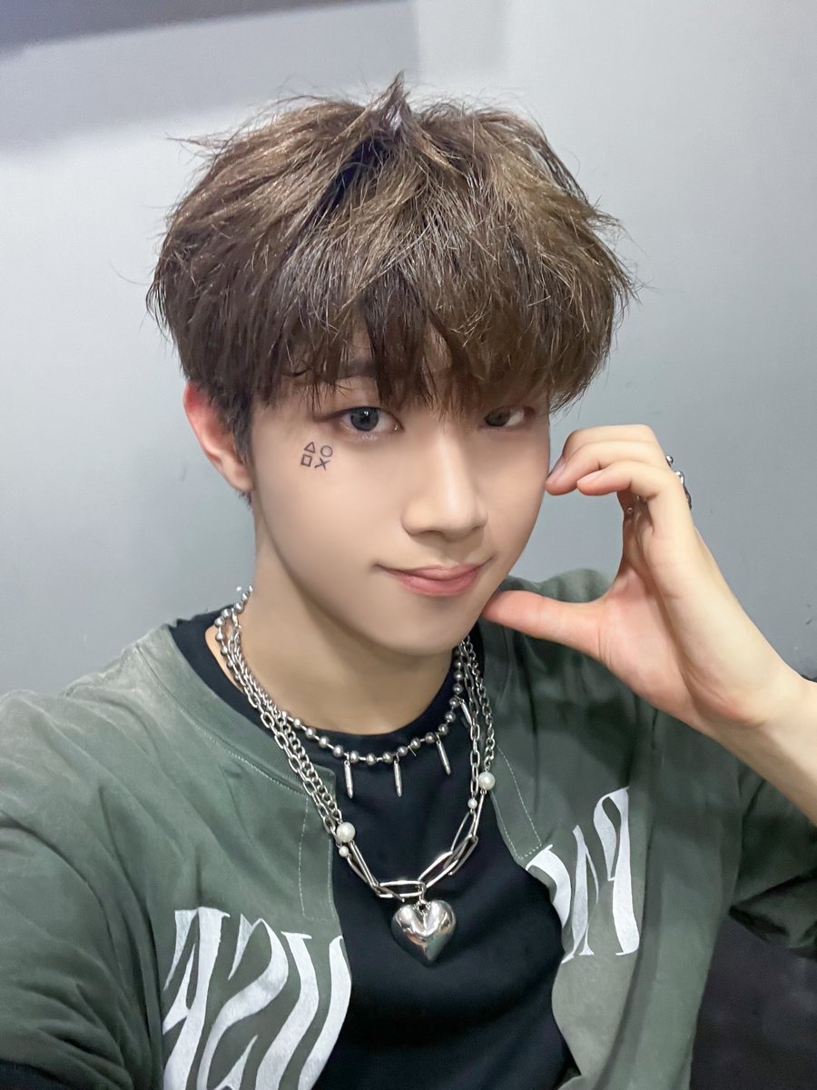 xikers_official's tweet photo. [#현우] 음중 셀카 ‼😝 제 볼에 버튼이 있어요 😎🎮
#xikers #싸이커스 https://t.co/rGXADt5tzG