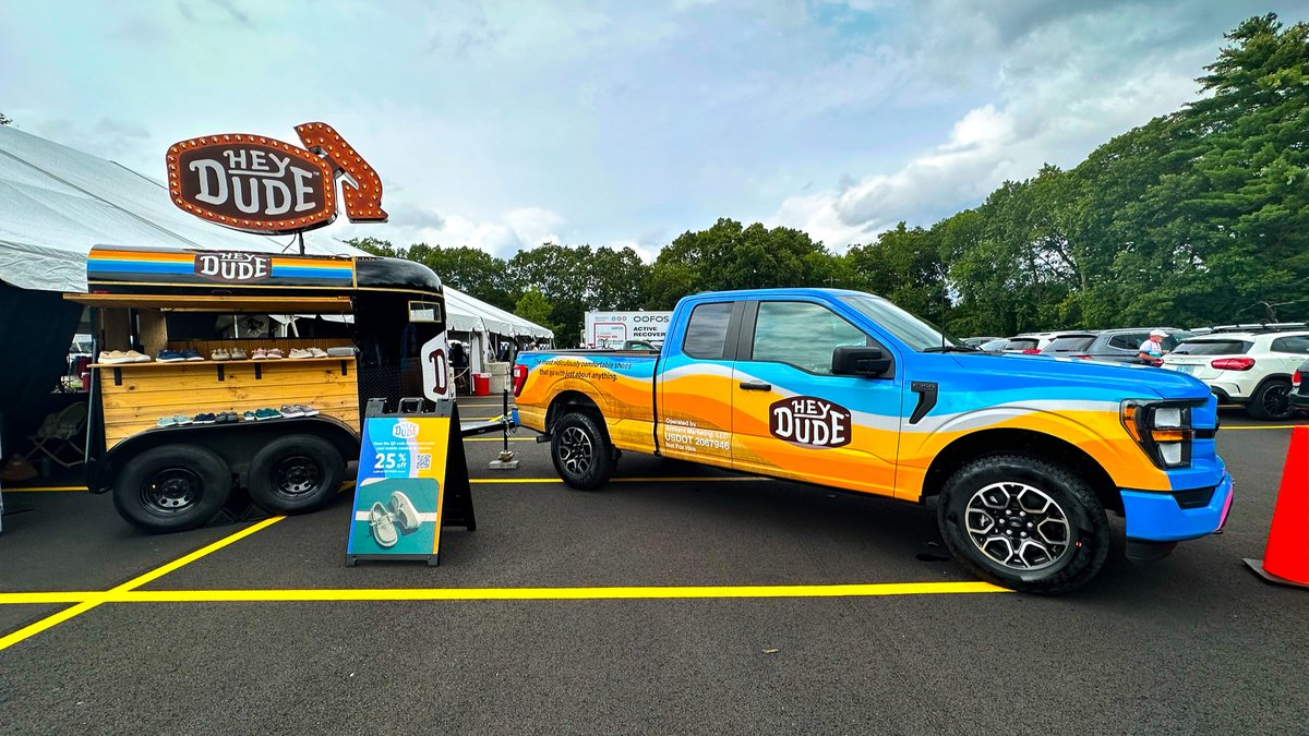 HeyDudeShoes's tweet image. Bringing the energy AND the comfort. 

We had so much fun cheering on riders as an official water stop sponsor at this weekend’s #PMC2023, a Massachusetts-based bike-a-thon dedicated to raising money for cancer treatment and research 👏