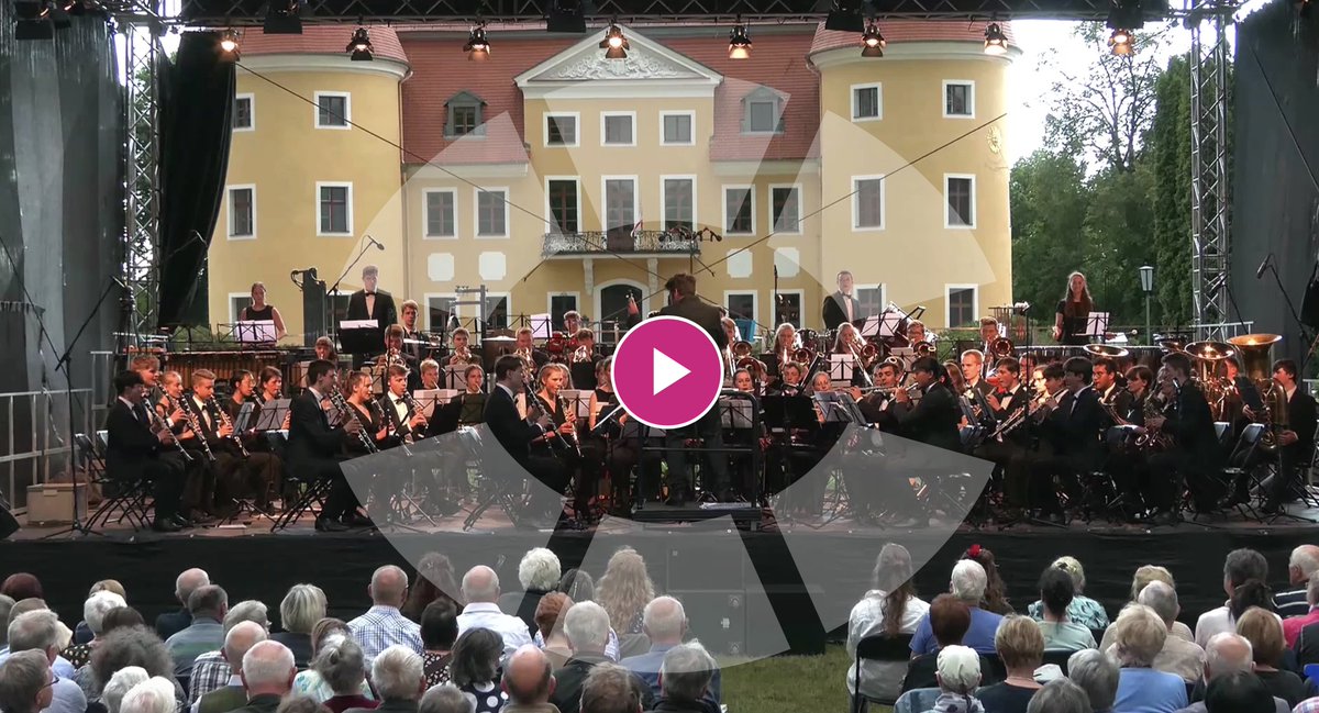OberlausitzTV's tweet photo. Sommerkonzert auf dem Landschloss Milkel
Die Junge Bläserphilharmonie aus Nordrhein-Westfalen hat der Lausitz ein Konzert geschenkt. In diesen Tagen gastierten die 71 jungen Musikerinnen und Musiker im Park des barocken Landschlosses Milkel (Video). https://t.co/JJEdsw4KXV https://t.co/ESDGJSzwRh