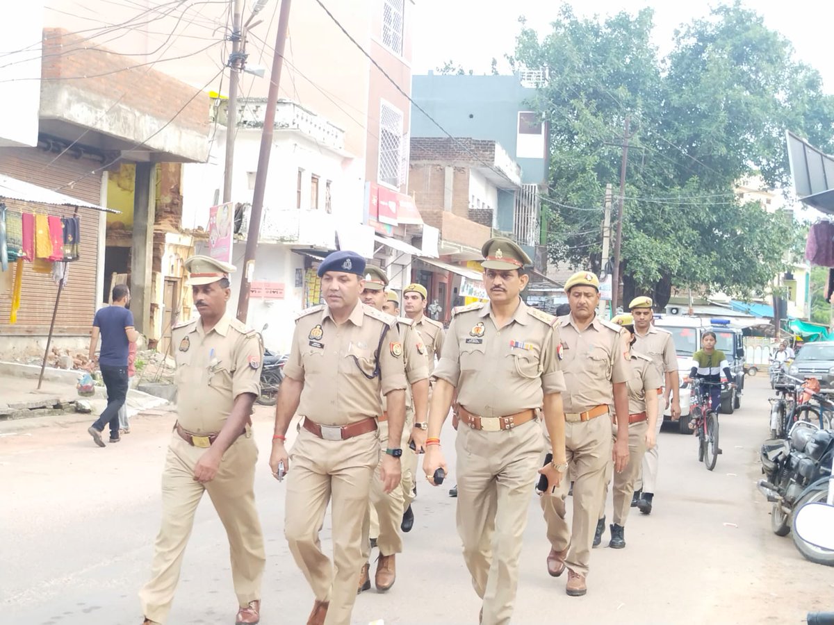 lalitpurpolice's tweet image. #SPLalitpur @IPSMdMustaque के निर्देशन में #Addlsp व समस्त थाना प्रभारी द्वारा अपने थाना क्षेत्र में पैदल गश्त कर जनता में सुरक्षा का भाव जागृत किया तथा संदिग्ध वाहनों को चेक किया गया । #UPPolice