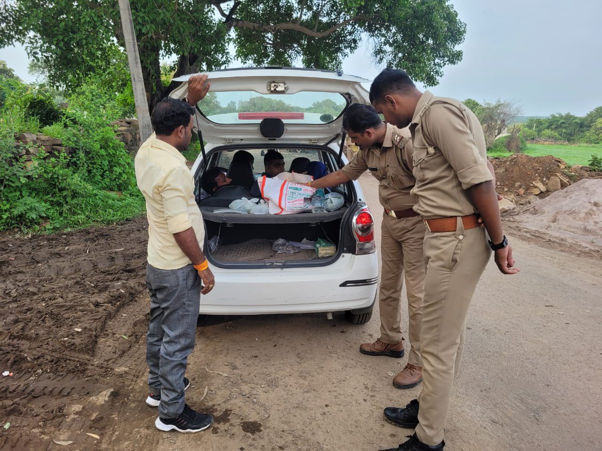 lalitpurpolice's tweet image. #SPLalitpur @IPSMdMustaque के निर्देशन में #Addlsp व समस्त थाना प्रभारी द्वारा अपने थाना क्षेत्र में पैदल गश्त कर जनता में सुरक्षा का भाव जागृत किया तथा संदिग्ध वाहनों को चेक किया गया । #UPPolice