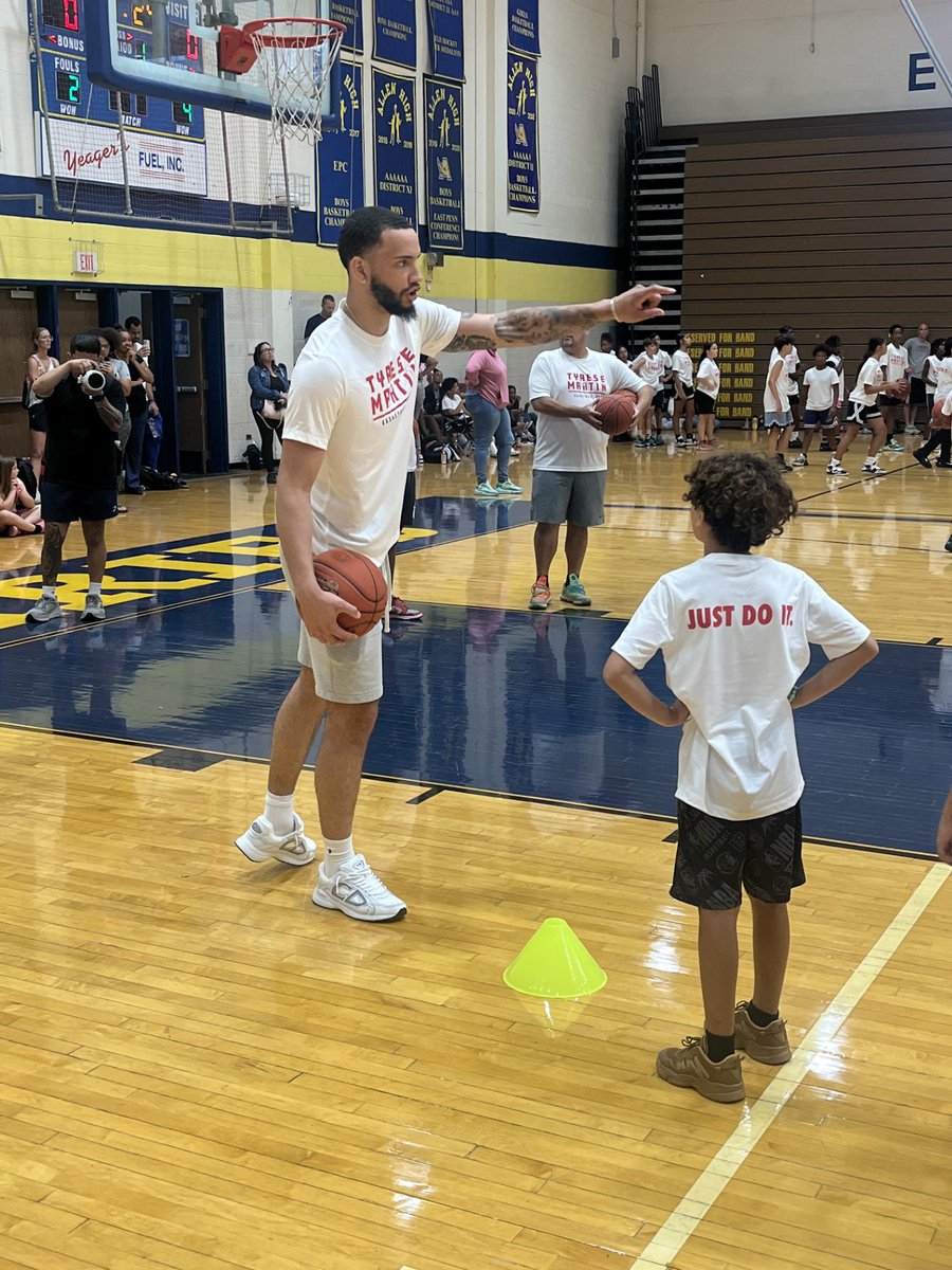 SLUHNSportsMed's tweet photo. We were proud to sponsor and support this incredible, FREE basketball camp developed and led by
@resemartin4

Nearly 200 campers were given an opportunity to learn from some of the best and most experienced coaches and players in PA!  #StLukesSportsMedicine #StLukesProud https://t.co/3GQ6zBMWQR