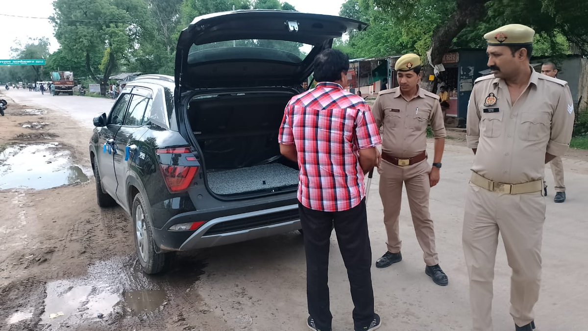 lalitpurpolice's tweet image. #SPLalitpur @IPSMdMustaque के निर्देशन में #Addlsp व समस्त थाना प्रभारी द्वारा अपने थाना क्षेत्र में पैदल गश्त कर जनता में सुरक्षा का भाव जागृत किया तथा संदिग्ध वाहनों को चेक किया गया । #UPPolice