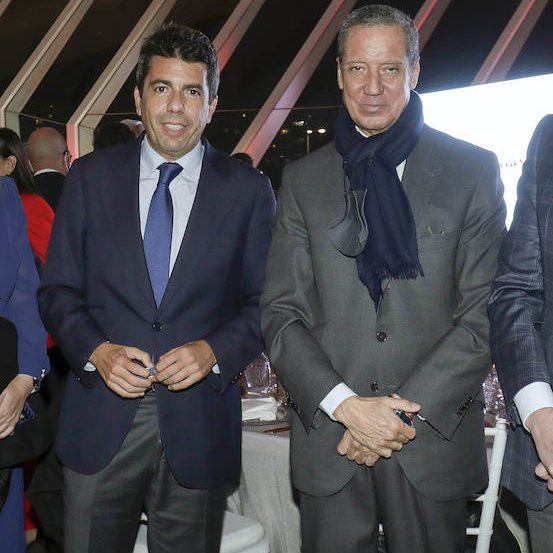 JuanmiGG_News's tweet image. Las empresas que gestionan los hospitales privatizados en la era Zaplana deben 640 millones de euros a la Generalitat Valenciana.

Sanitas (gestiona Hospital de Manises) no ha abonado ninguna liquidación desde 2009. Arrastra 373 millones € de deuda. 

Ribera Salud debe 300…