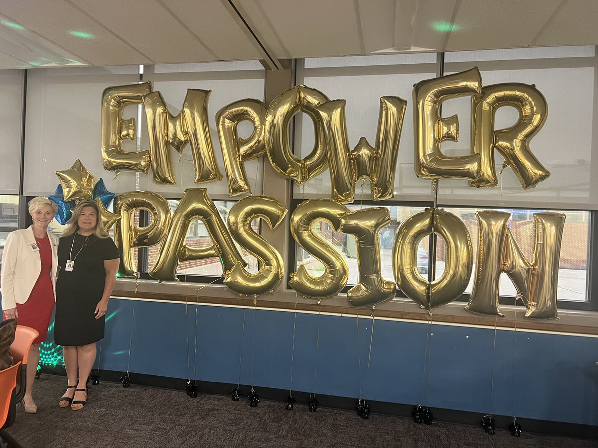 stephanieamaya3's tweet image. What an incredible welcome this morning by our @GrandviewCSD4 @GHS_GrandviewC4 high school cheer team! 📣🎉@PrissyLeMay and her team have done a marvelous job hosting the onboarding for our new staff. #EmpowerPassion #TeamGrandview @EmilyBrown_GVC4 @Davis_BV @L_Williams82