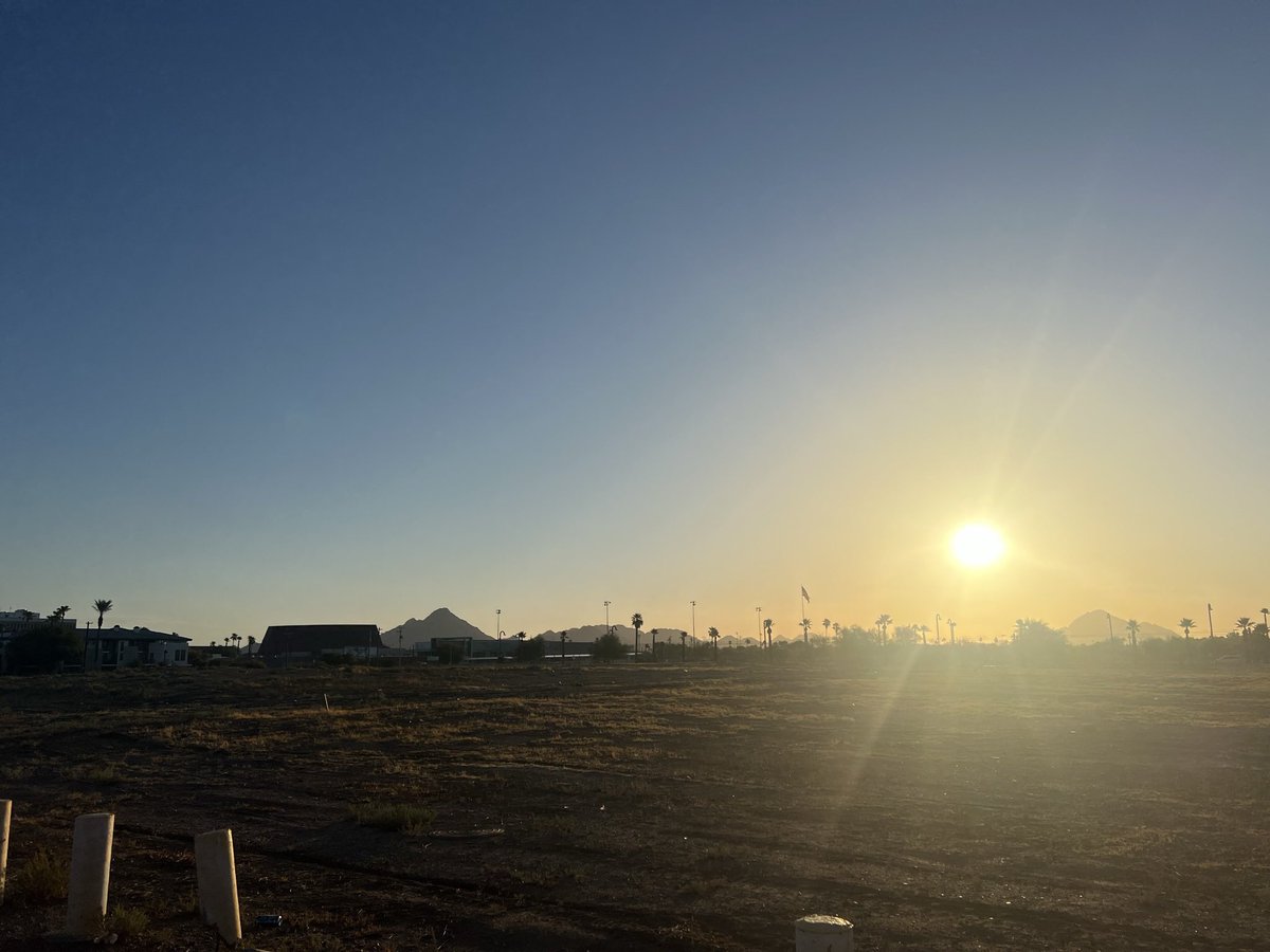 themovementDrZ's tweet image. Spend 10 minutes in the sun to start your day. This can boost natural serotonin levels which can improve sleep quality later in the day and promote vitamin D production #biohack #humanoptimization
