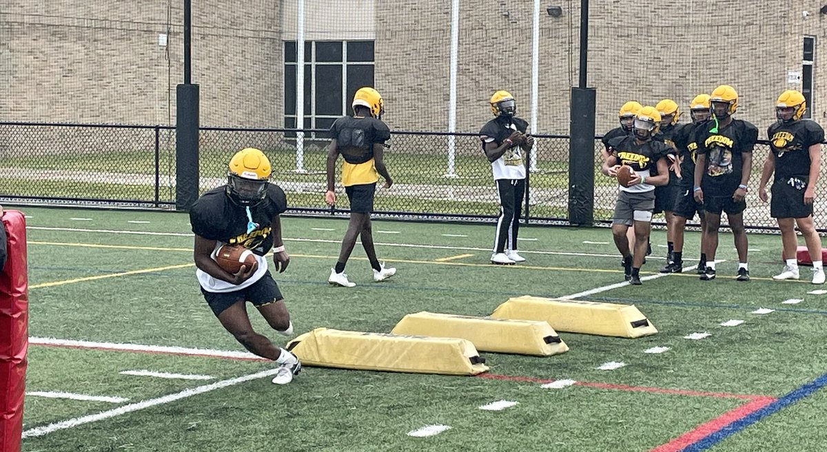 fhssportsBASD's tweet photo. FOOTBALL FUN
Our football 🏈 team practices on Day 1 of heat acclimation week. Check out a quick interview with Coach @RoederJason and some photos of the boys in action.
Go get’em Patriots!!! https://t.co/yZC0NC70Mb